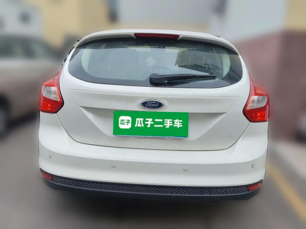 Ford Focus 2012 Hatchback 1.6L Automatic Comfort Model — миниатюра 5