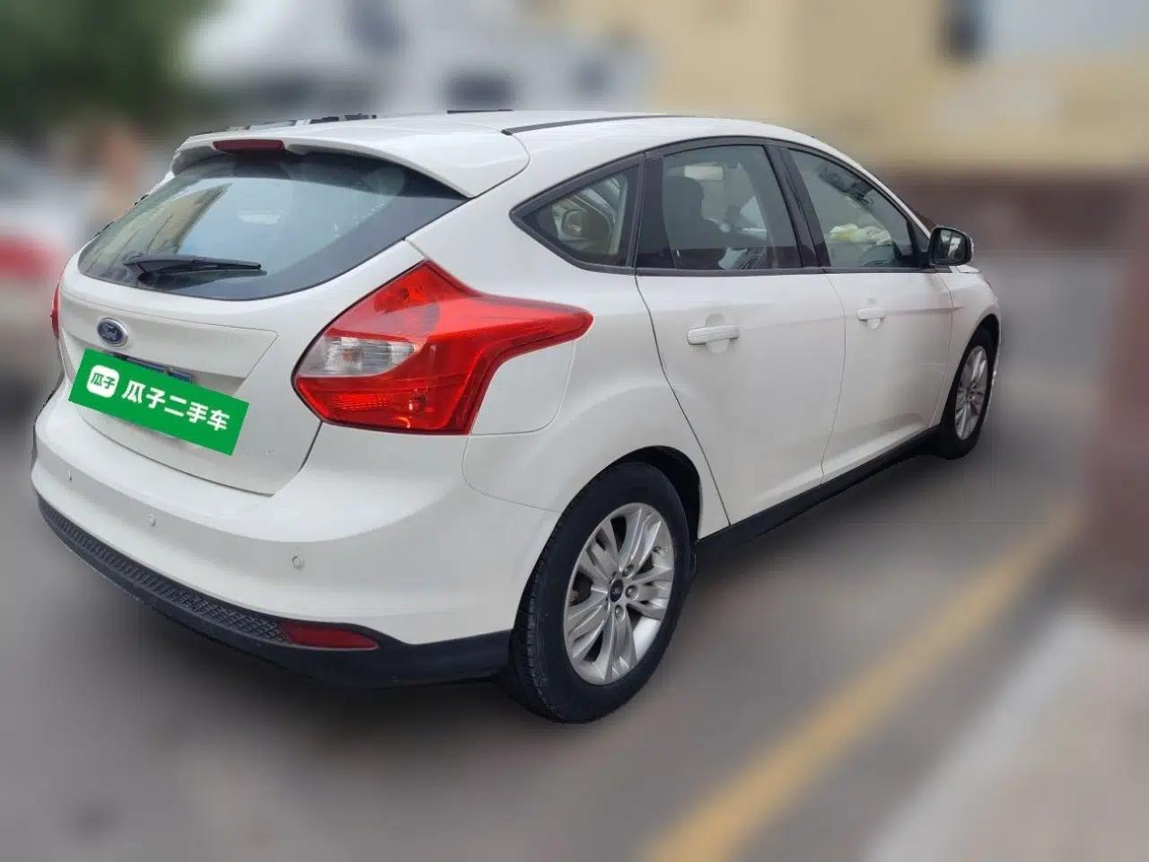 Ford Focus 2012 Hatchback 1.6L Automatic Comfort Model — миниатюра 6