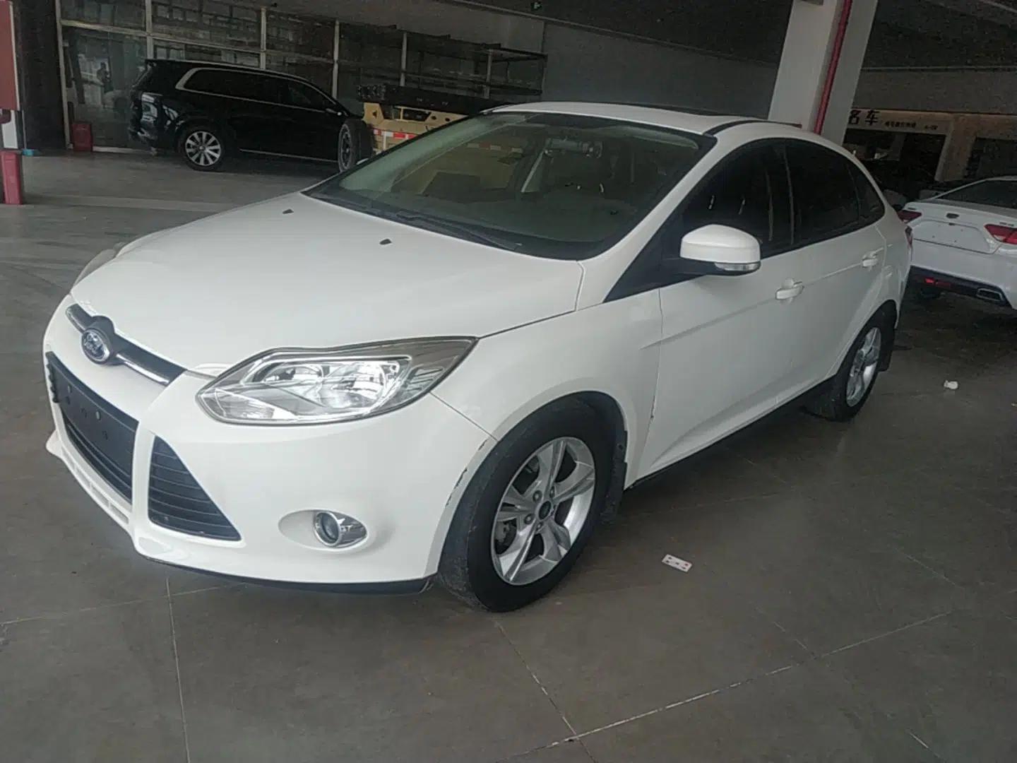 Ford Focus 2012 Sedan 1.6L Automatic Fashion Edition — миниатюра 1