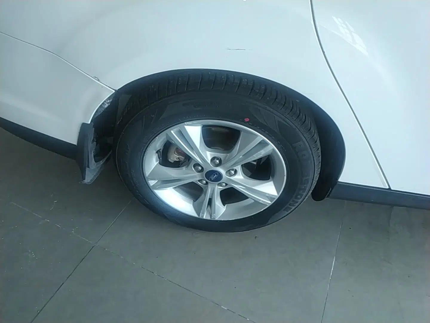 Ford Focus 2012 Sedan 1.6L Automatic Fashion Edition — миниатюра 11