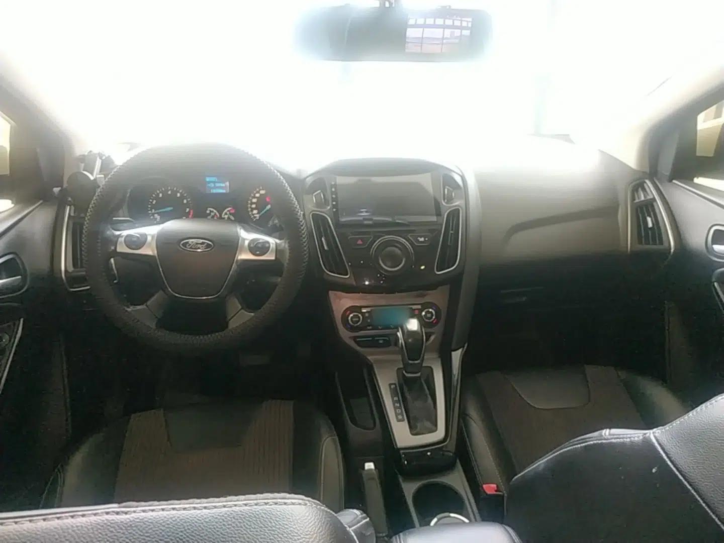 Ford Focus 2012 Sedan 1.6L Automatic Fashion Edition — миниатюра 12