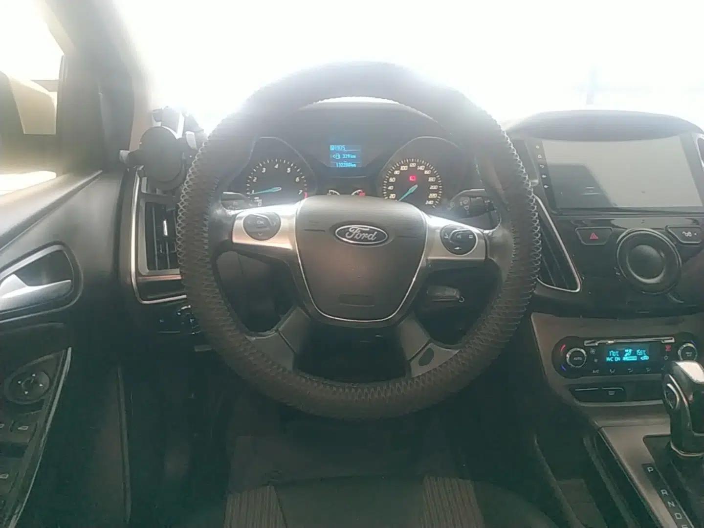 Ford Focus 2012 Sedan 1.6L Automatic Fashion Edition — миниатюра 13