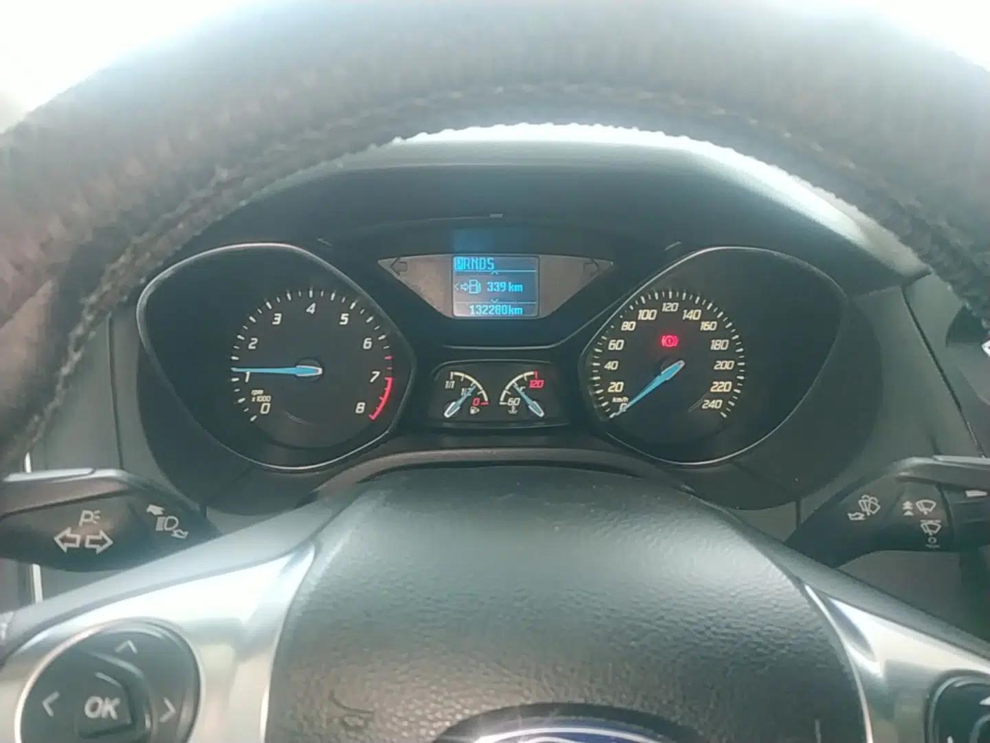 Ford Focus 2012 Sedan 1.6L Automatic Fashion Edition — миниатюра 14