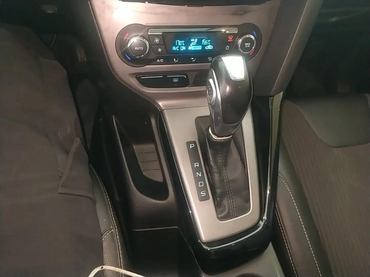 Ford Focus 2012 Sedan 1.6L Automatic Fashion Edition — миниатюра 16