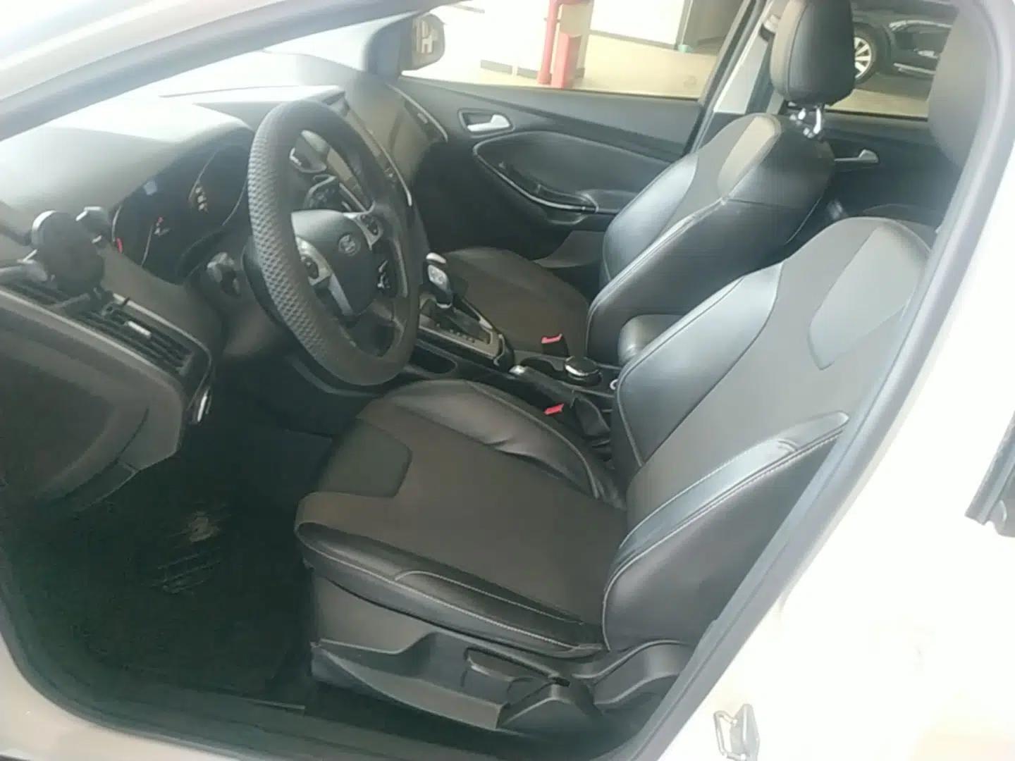 Ford Focus 2012 Sedan 1.6L Automatic Fashion Edition — миниатюра 17