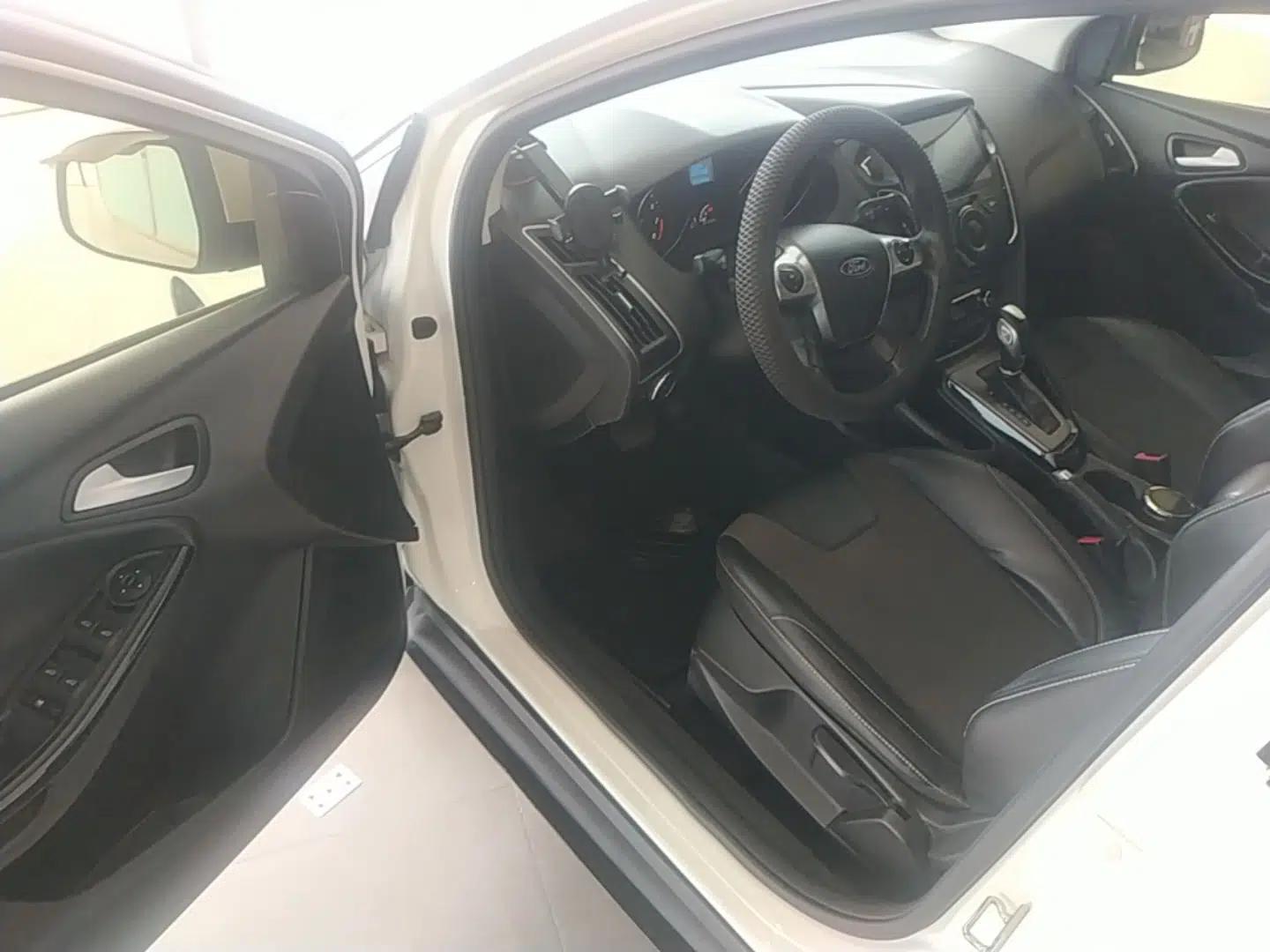 Ford Focus 2012 Sedan 1.6L Automatic Fashion Edition — миниатюра 18