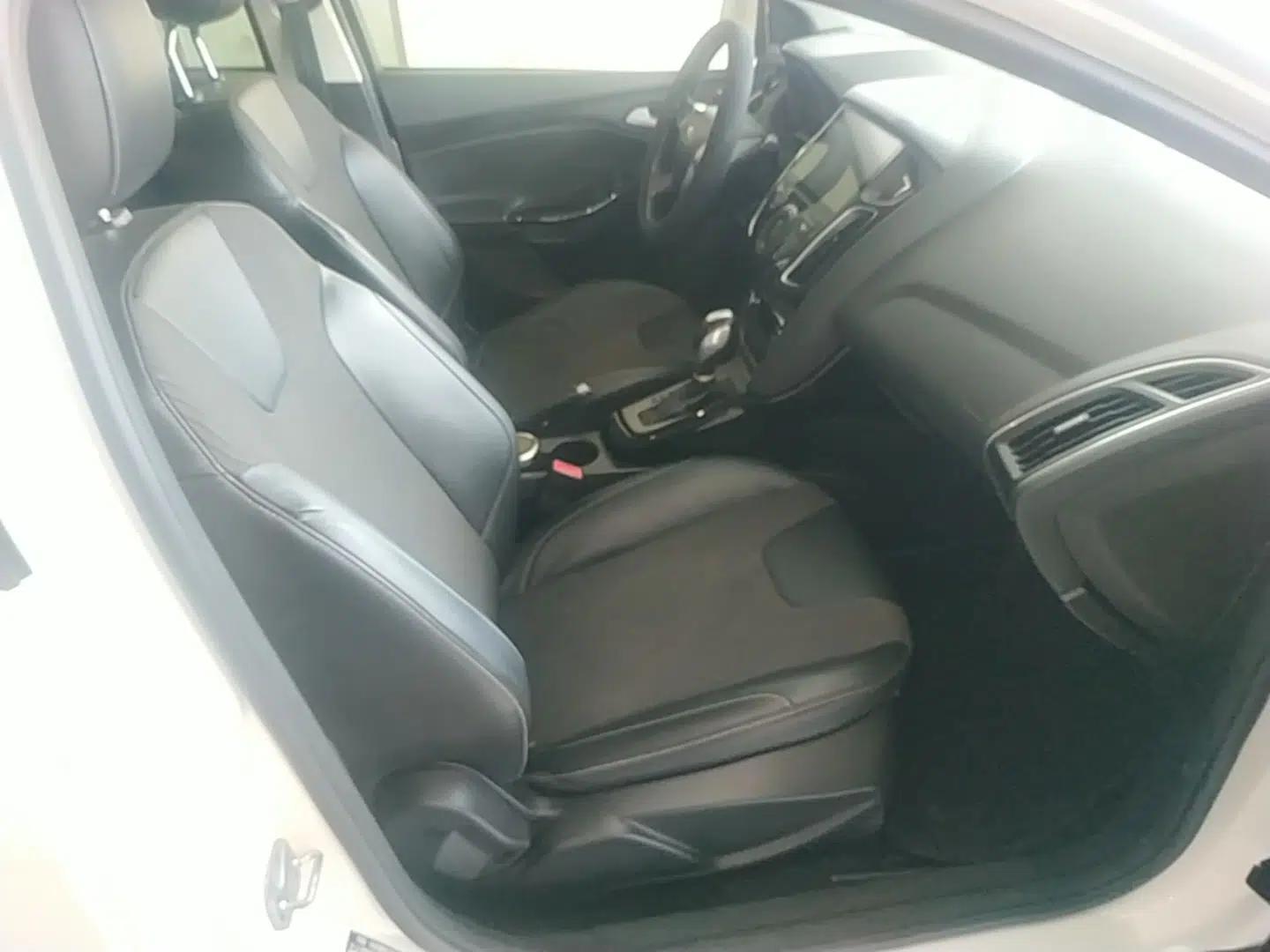 Ford Focus 2012 Sedan 1.6L Automatic Fashion Edition — миниатюра 19