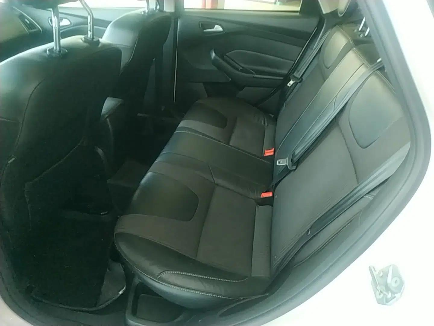 Ford Focus 2012 Sedan 1.6L Automatic Fashion Edition — миниатюра 20