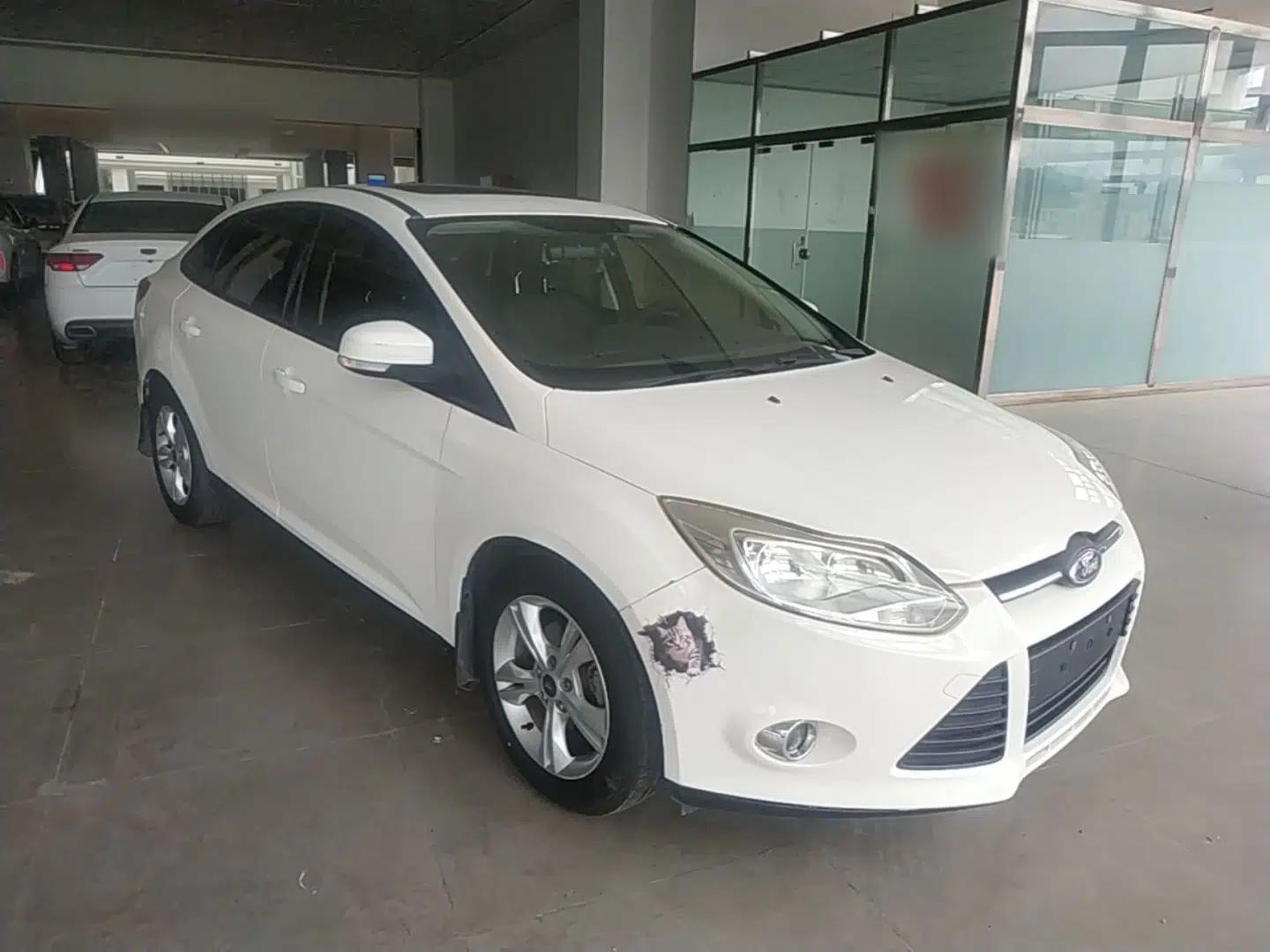 Ford Focus 2012 Sedan 1.6L Automatic Fashion Edition — миниатюра 3