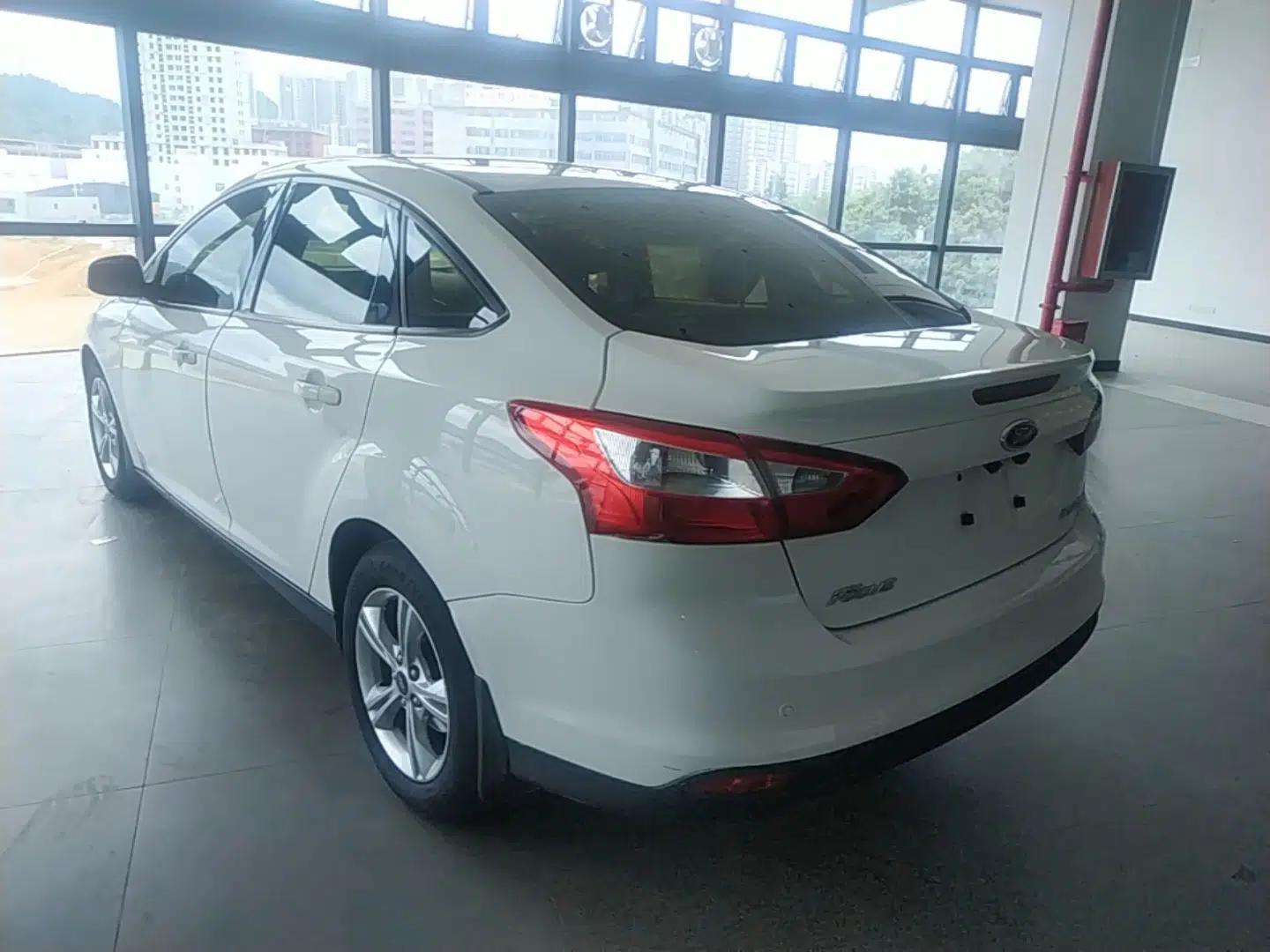 Ford Focus 2012 Sedan 1.6L Automatic Fashion Edition — миниатюра 4