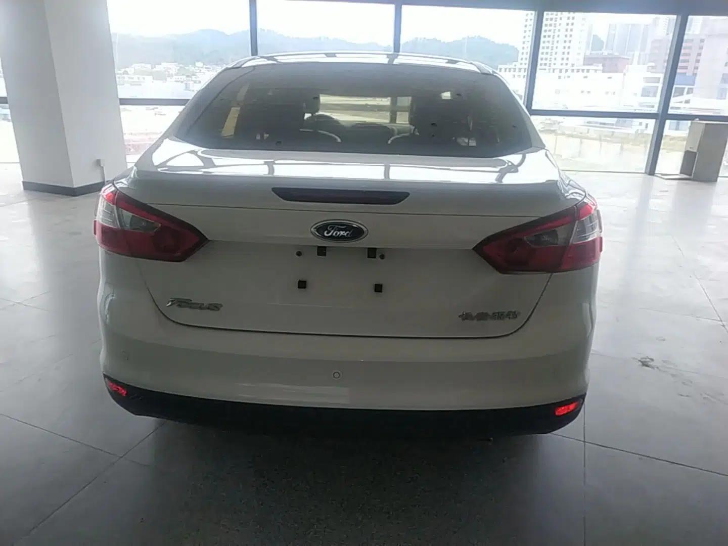 Ford Focus 2012 Sedan 1.6L Automatic Fashion Edition — миниатюра 5