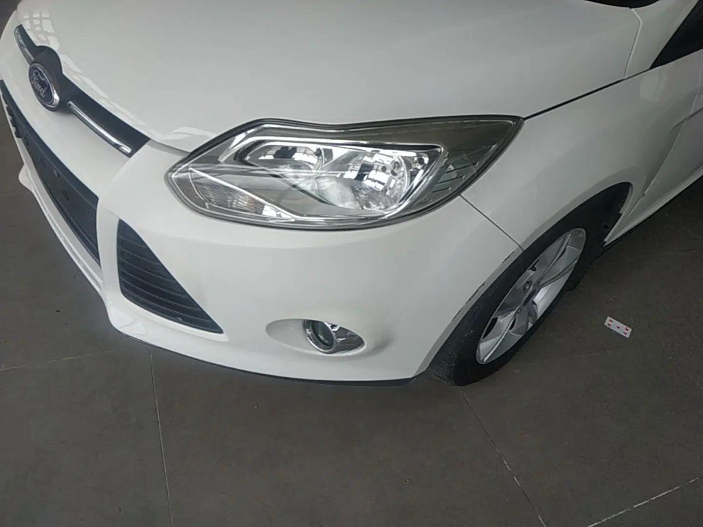 Ford Focus 2012 Sedan 1.6L Automatic Fashion Edition — миниатюра 8