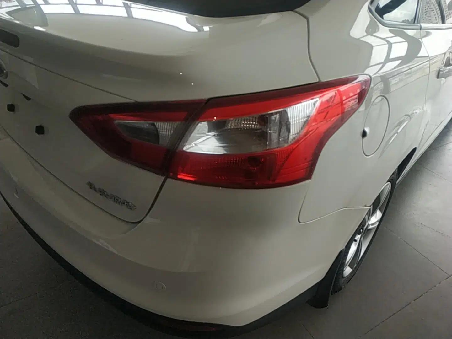 Ford Focus 2012 Sedan 1.6L Automatic Fashion Edition — миниатюра 9