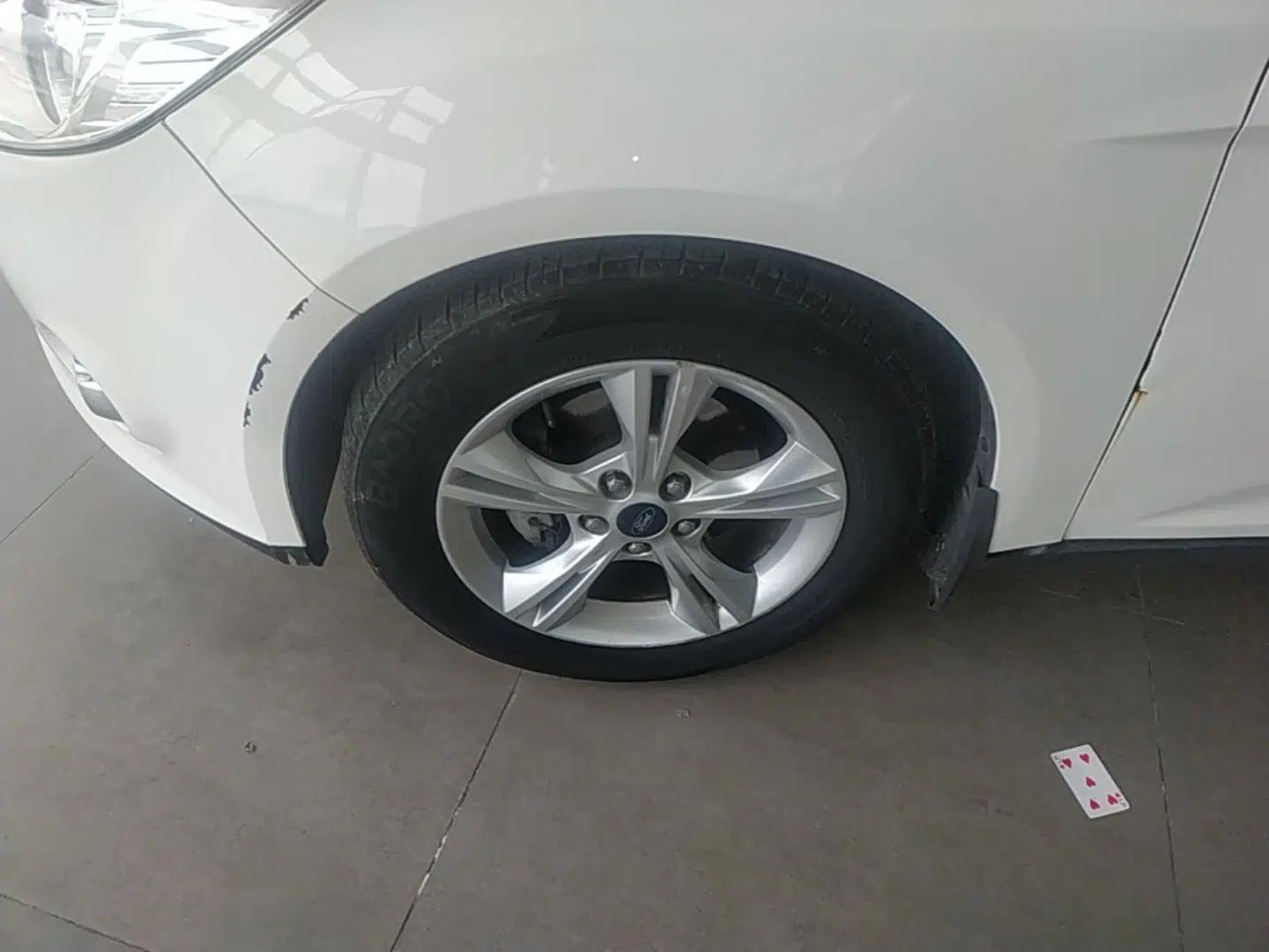 Ford Focus 2012 Sedan 1.6L Automatic Fashion Edition — миниатюра 10