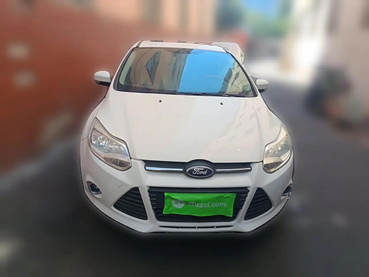 Ford Focus 2012 Hatchback 1.6L Automatic Fashion Edition — миниатюра 2
