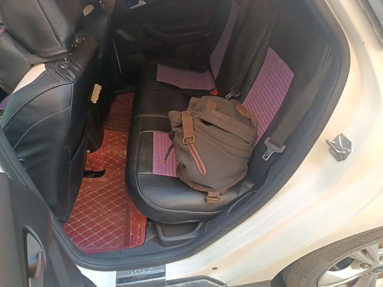 Ford Focus 2012 Hatchback 1.6L Automatic Fashion Edition — миниатюра 17