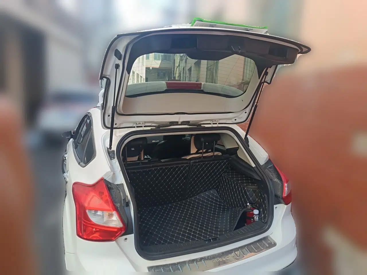 Ford Focus 2012 Hatchback 1.6L Automatic Fashion Edition — миниатюра 19