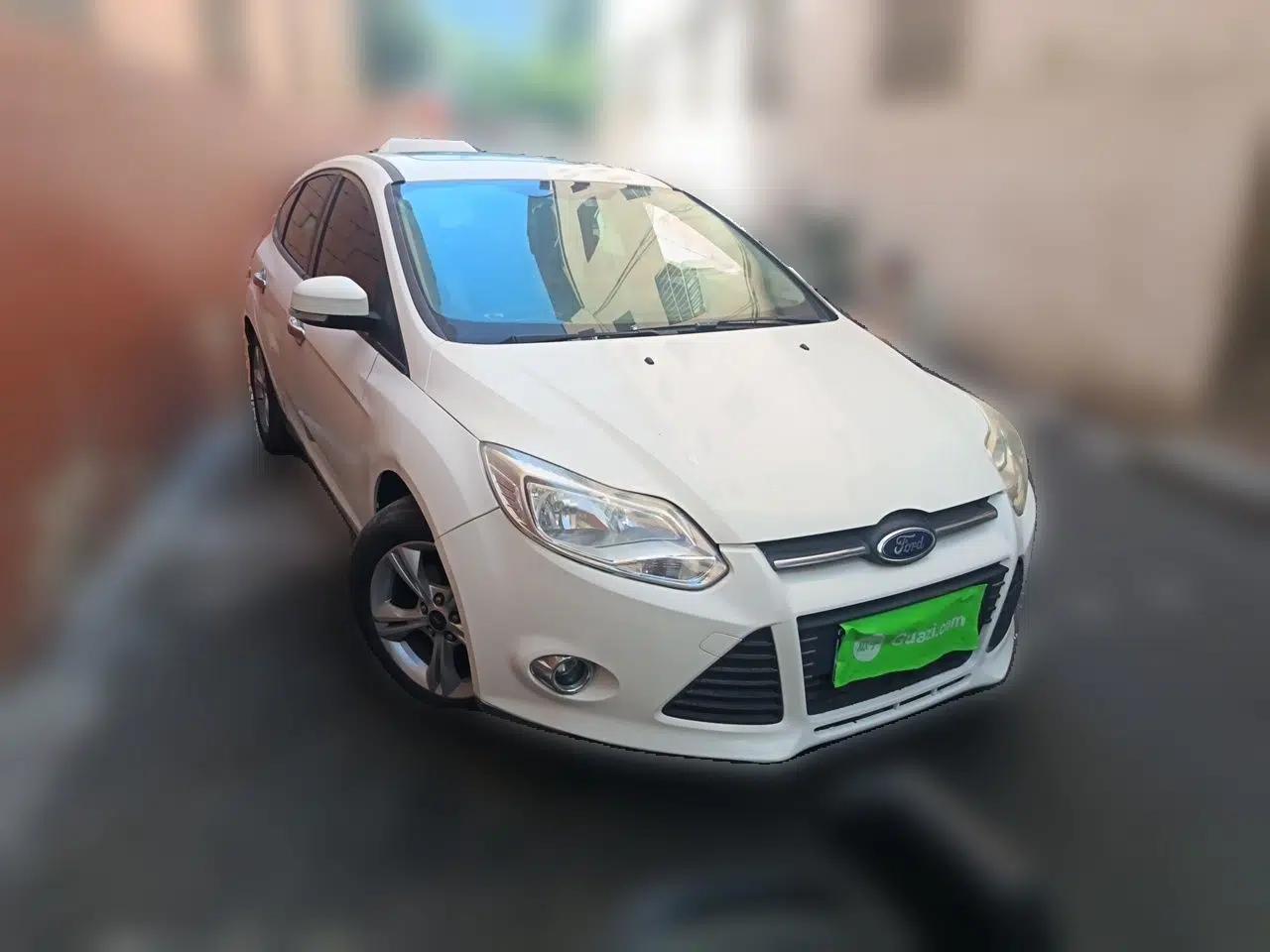 Ford Focus 2012 Hatchback 1.6L Automatic Fashion Edition — миниатюра 3