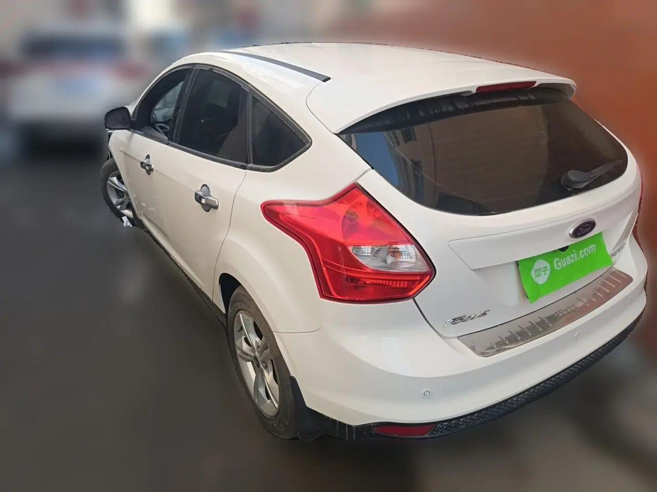 Ford Focus 2012 Hatchback 1.6L Automatic Fashion Edition — миниатюра 4