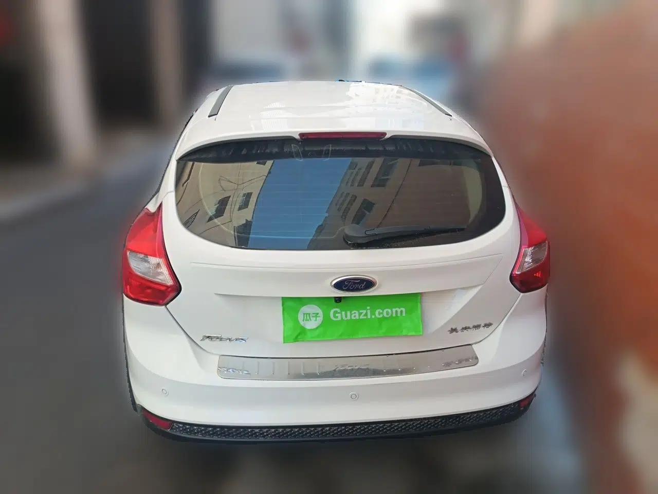 Ford Focus 2012 Hatchback 1.6L Automatic Fashion Edition — миниатюра 5