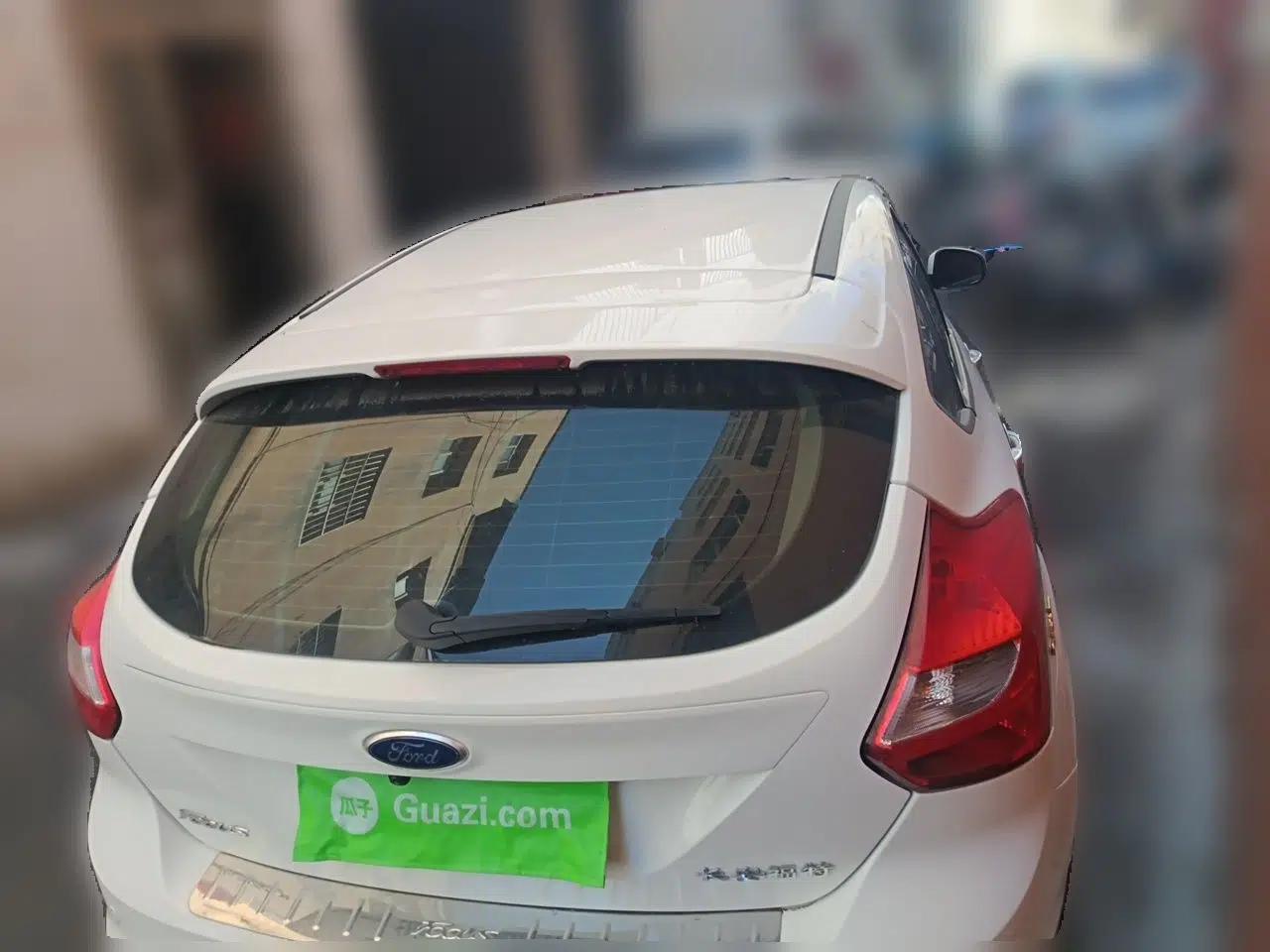 Ford Focus 2012 Hatchback 1.6L Automatic Fashion Edition — миниатюра 6