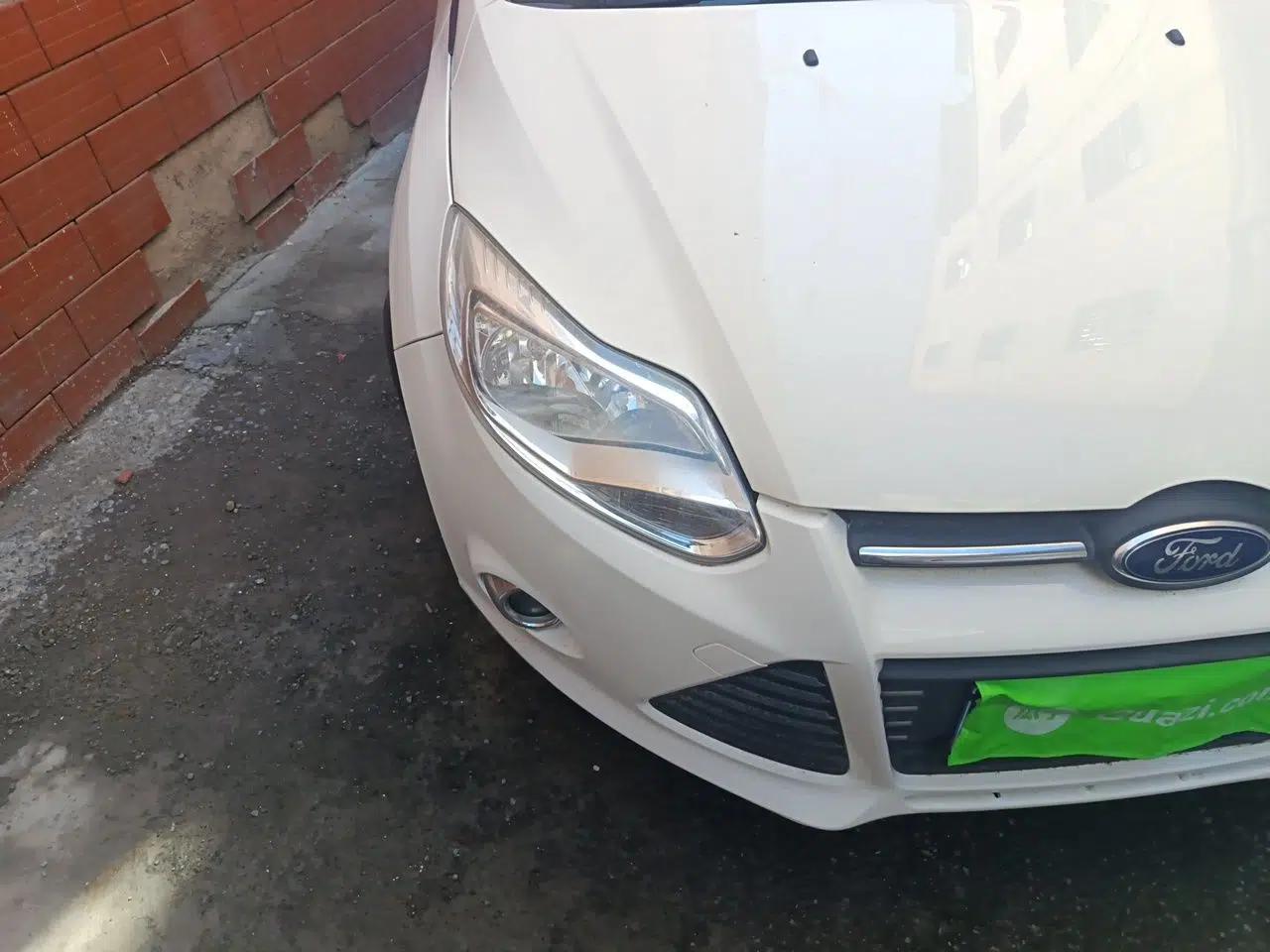 Ford Focus 2012 Hatchback 1.6L Automatic Fashion Edition — миниатюра 7
