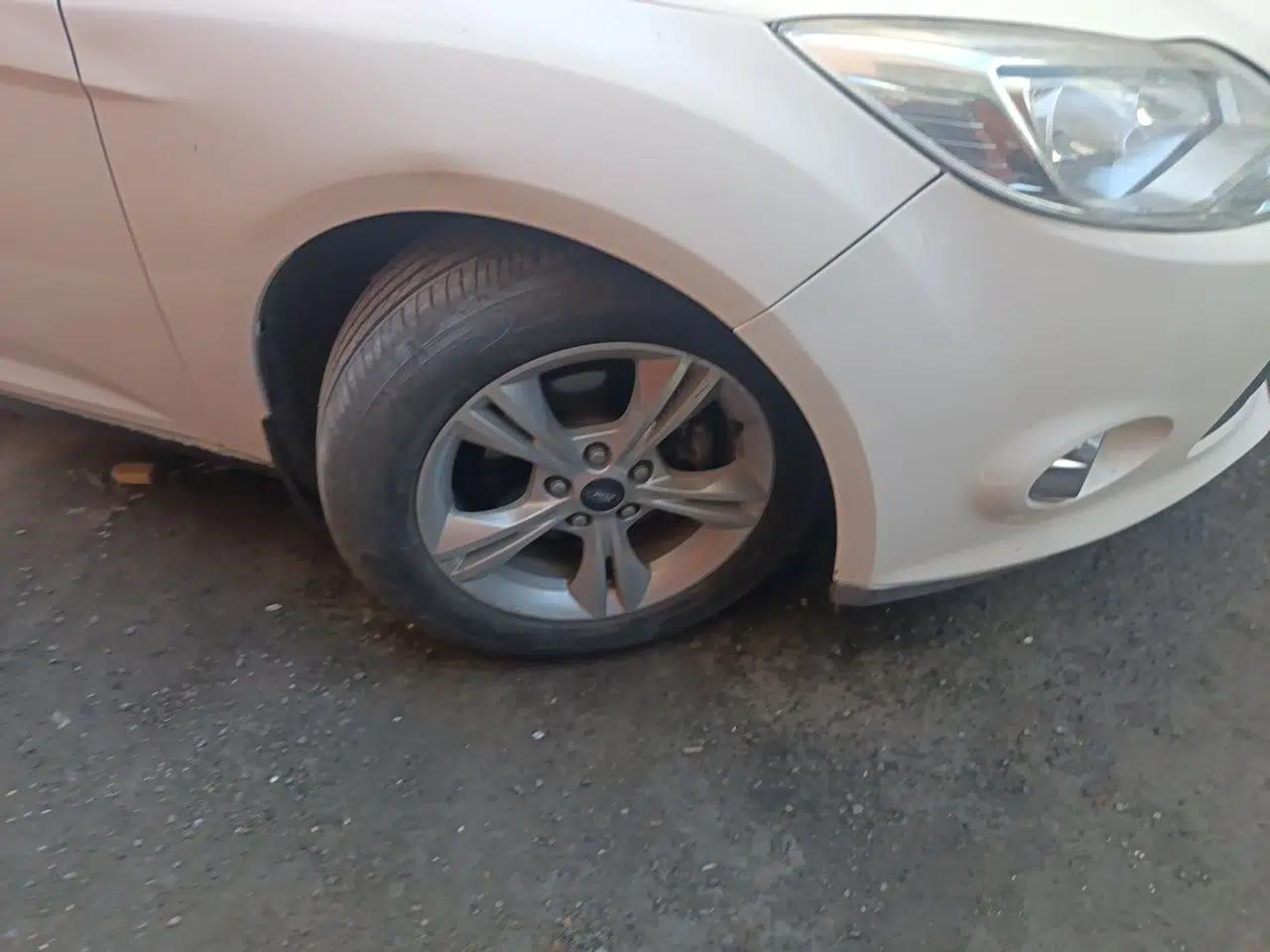 Ford Focus 2012 Hatchback 1.6L Automatic Fashion Edition — миниатюра 8