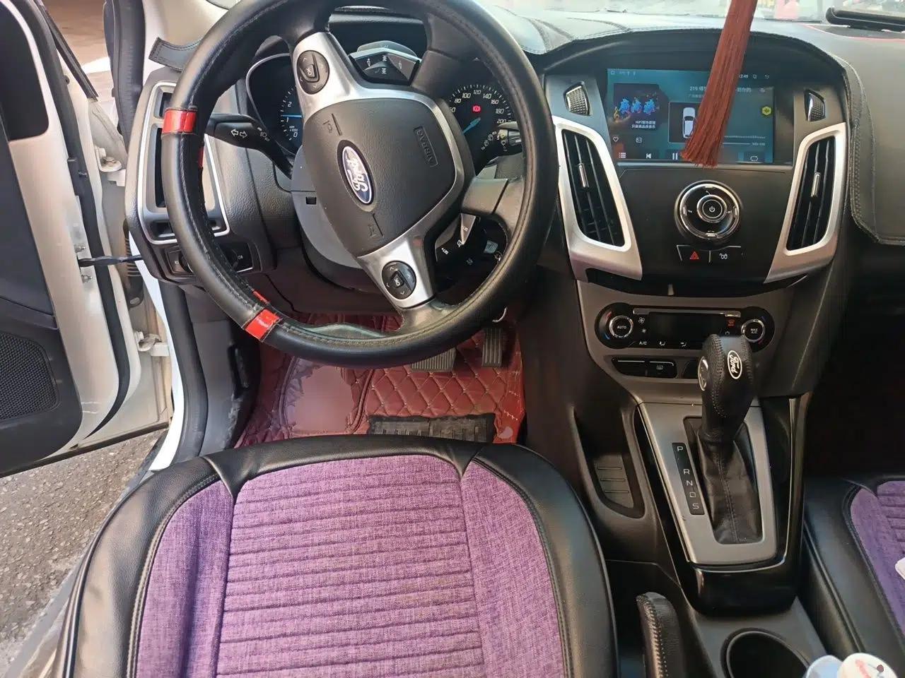 Ford Focus 2012 Hatchback 1.6L Automatic Fashion Edition — миниатюра 10