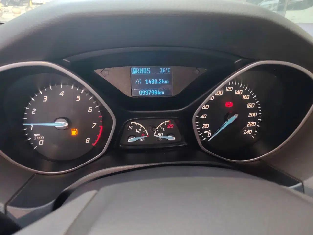Ford Focus 2012 Sedan 1.6L Automatic Comfort Model — миниатюра 11