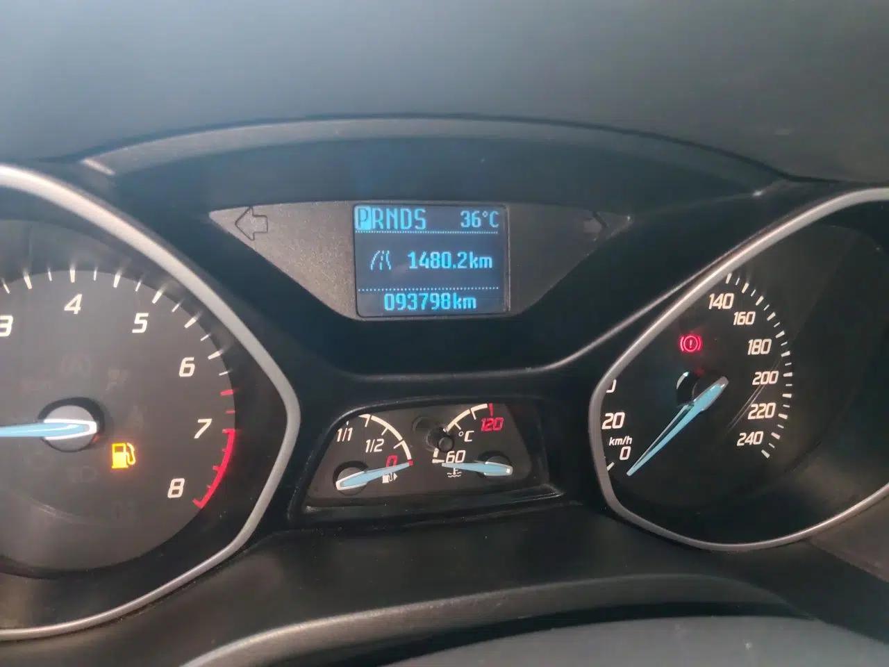 Ford Focus 2012 Sedan 1.6L Automatic Comfort Model — миниатюра 12