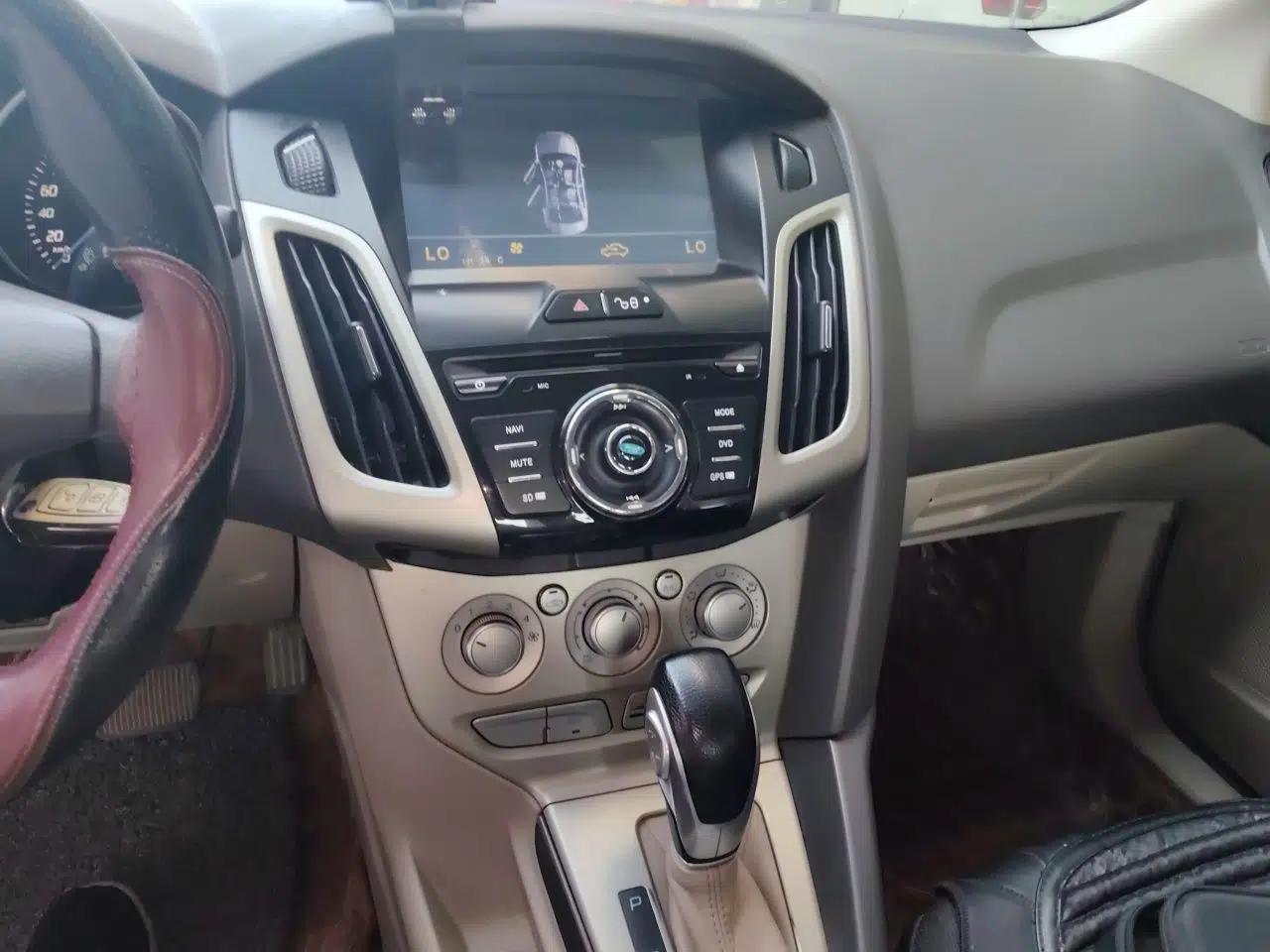 Ford Focus 2012 Sedan 1.6L Automatic Comfort Model — миниатюра 13