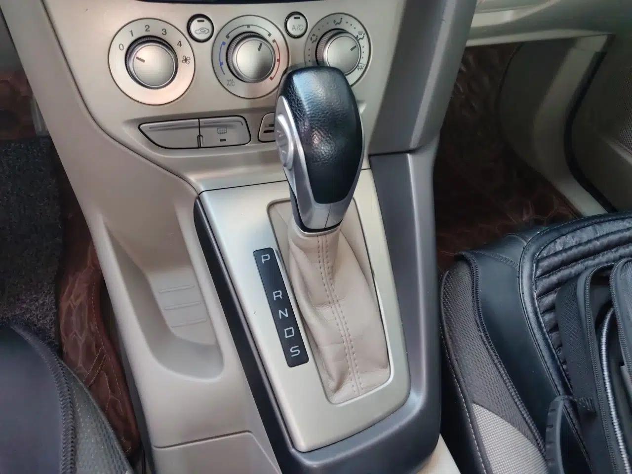 Ford Focus 2012 Sedan 1.6L Automatic Comfort Model — миниатюра 14
