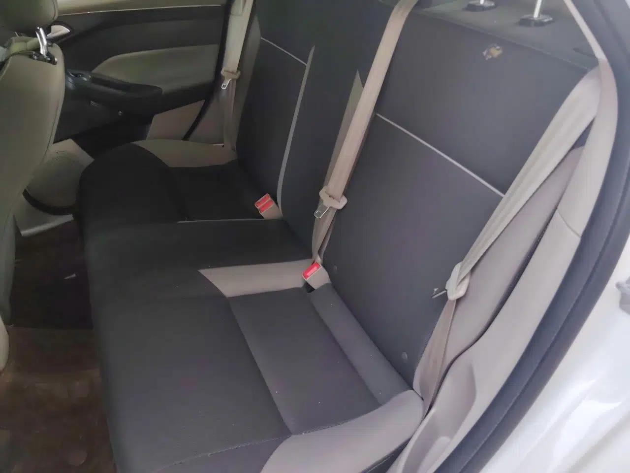 Ford Focus 2012 Sedan 1.6L Automatic Comfort Model — миниатюра 17
