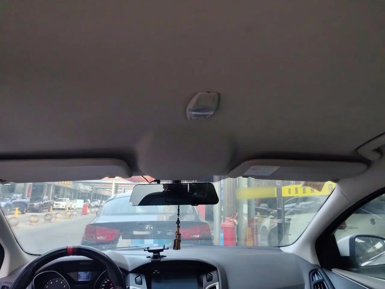 Ford Focus 2012 Sedan 1.6L Automatic Comfort Model — миниатюра 18