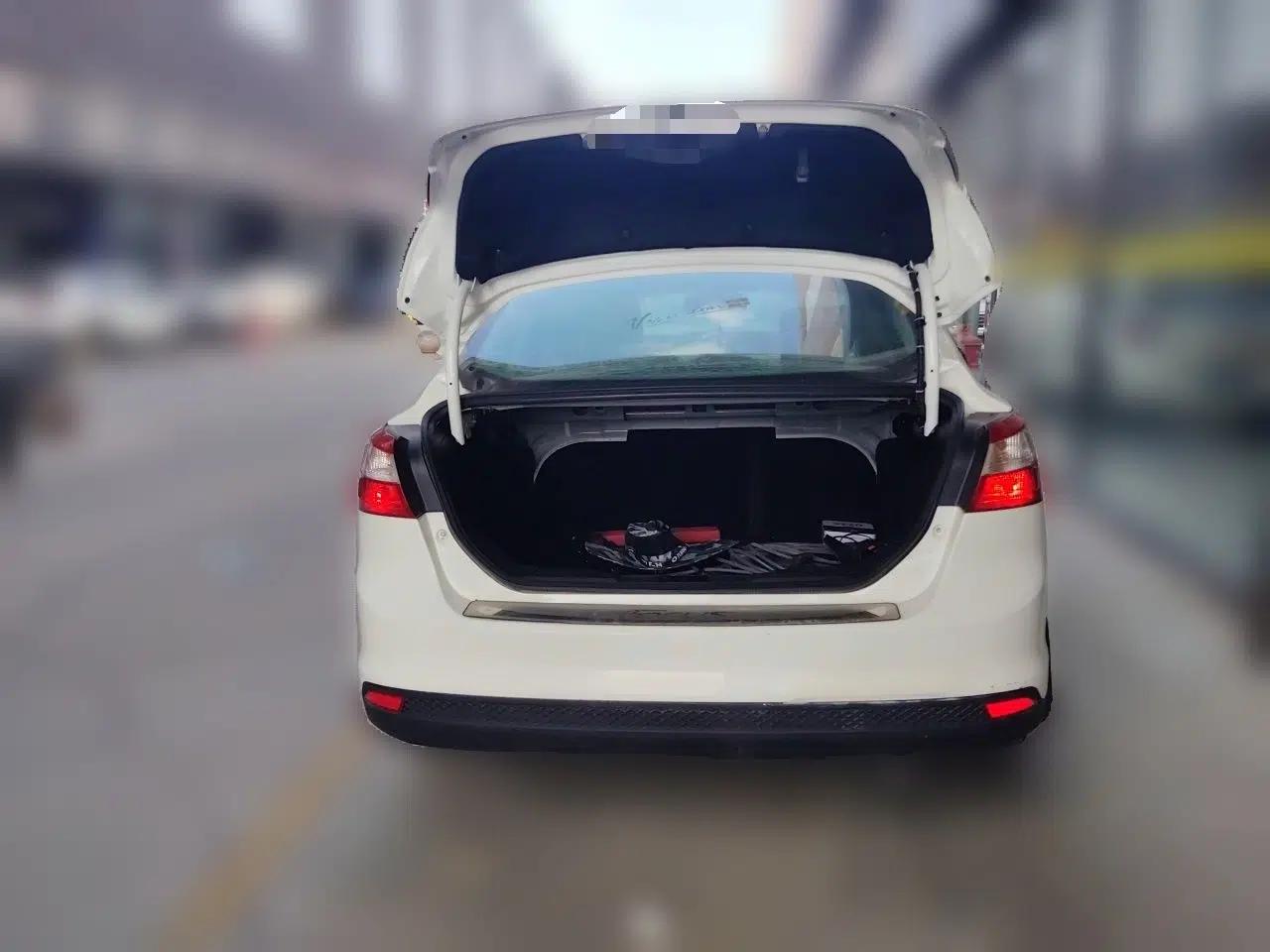 Ford Focus 2012 Sedan 1.6L Automatic Comfort Model — миниатюра 19