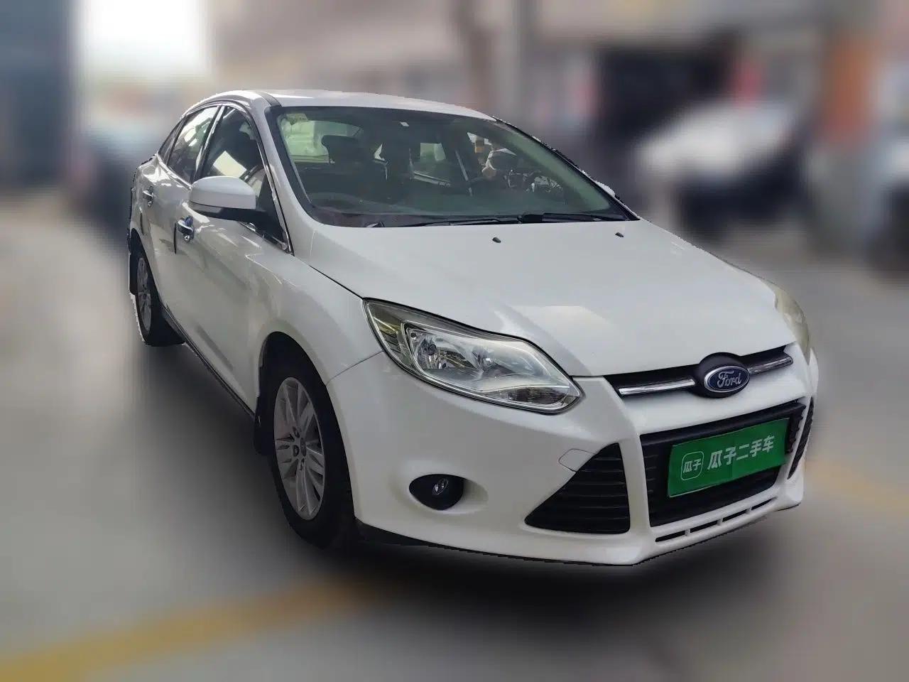 Ford Focus 2012 Sedan 1.6L Automatic Comfort Model — миниатюра 3