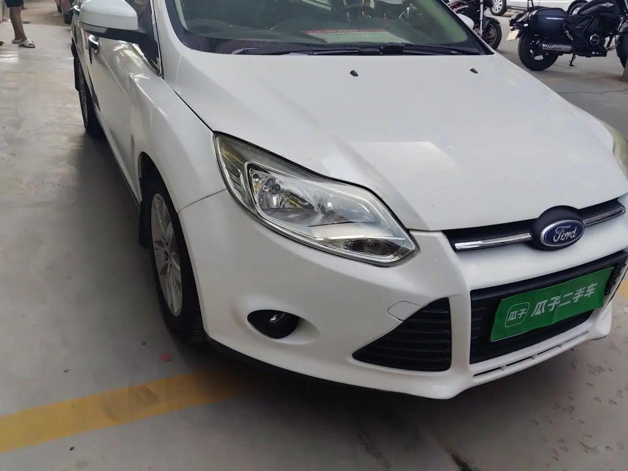 Ford Focus 2012 Sedan 1.6L Automatic Comfort Model — миниатюра 7