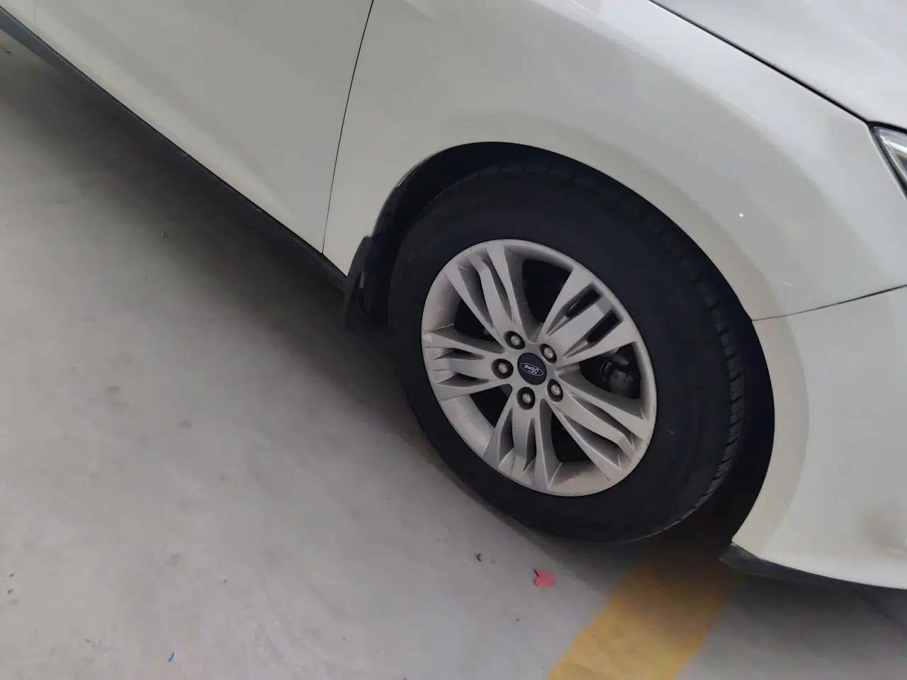 Ford Focus 2012 Sedan 1.6L Automatic Comfort Model — миниатюра 8