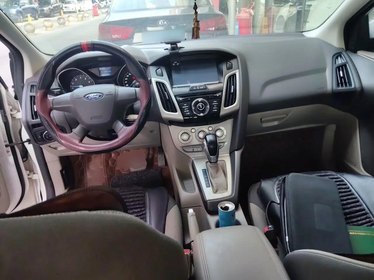 Ford Focus 2012 Sedan 1.6L Automatic Comfort Model — миниатюра 9