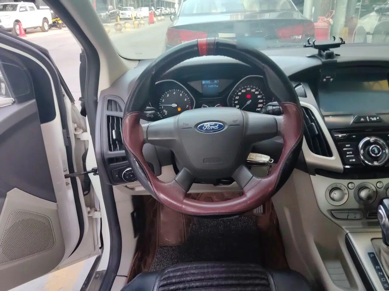 Ford Focus 2012 Sedan 1.6L Automatic Comfort Model — миниатюра 10