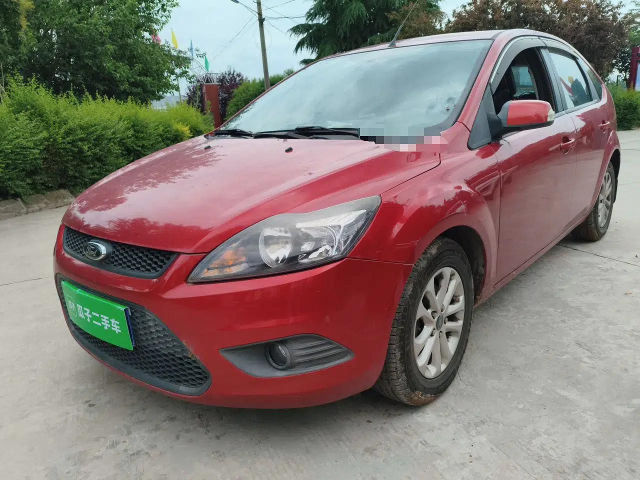 Ford Focus 2013 Hatchback Classic 1.8L Manual Base Model — миниатюра 1