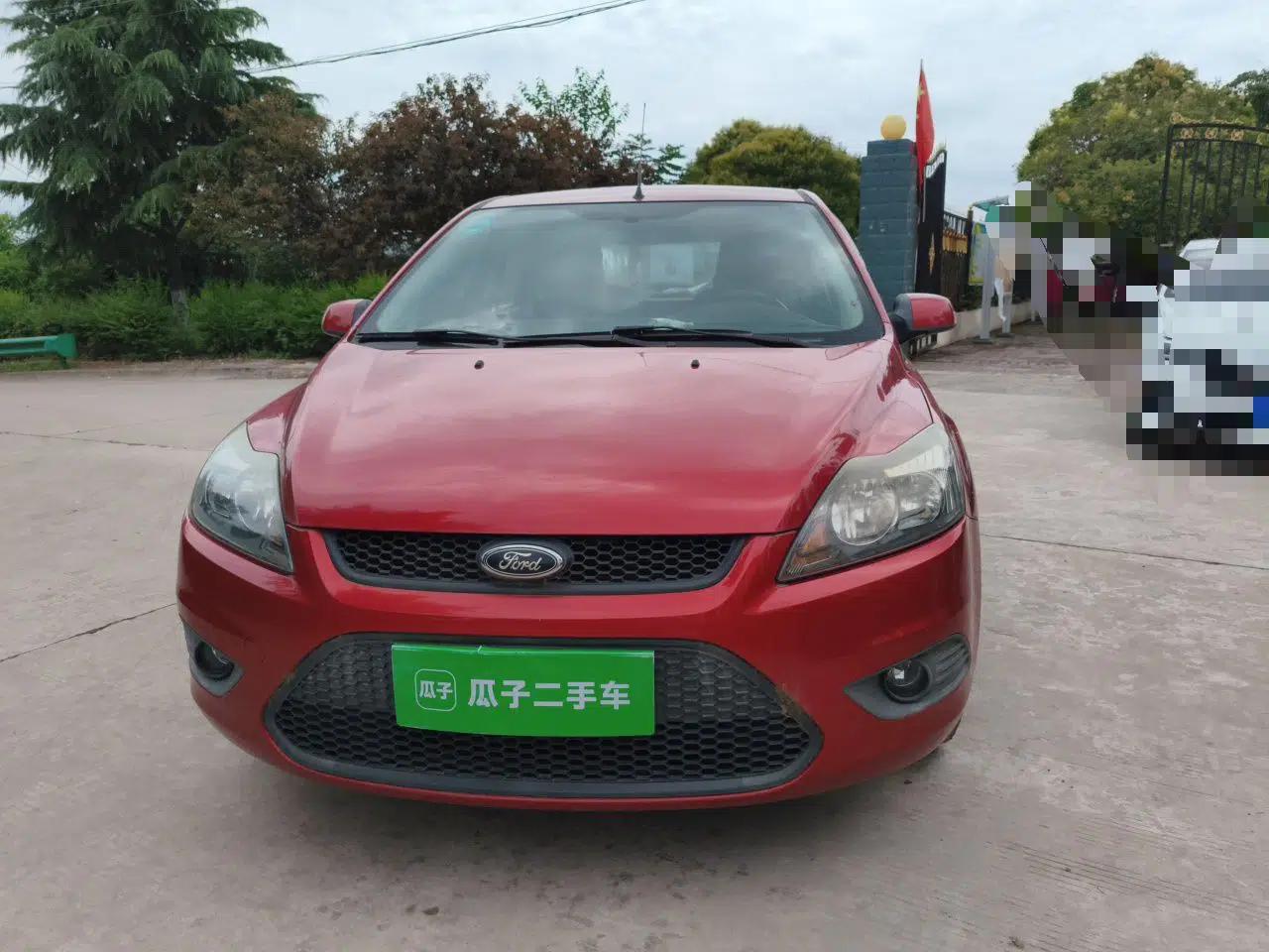 Ford Focus 2013 Hatchback Classic 1.8L Manual Base Model — миниатюра 2