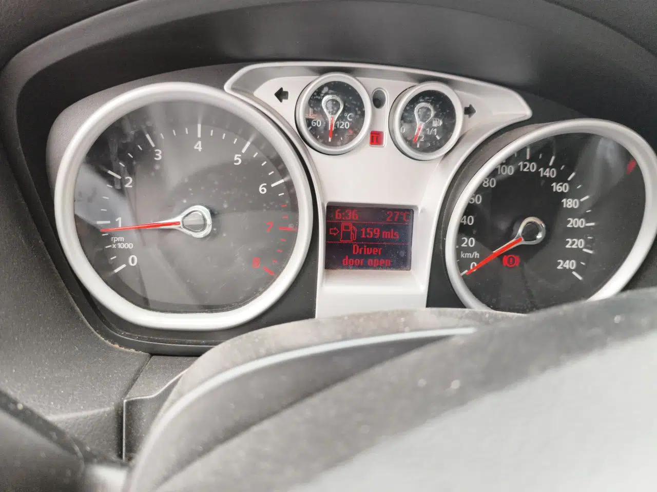 Ford Focus 2013 Hatchback Classic 1.8L Manual Base Model — миниатюра 11