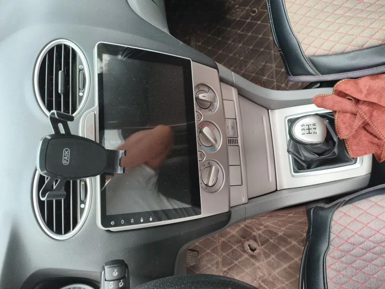 Ford Focus 2013 Hatchback Classic 1.8L Manual Base Model — миниатюра 13