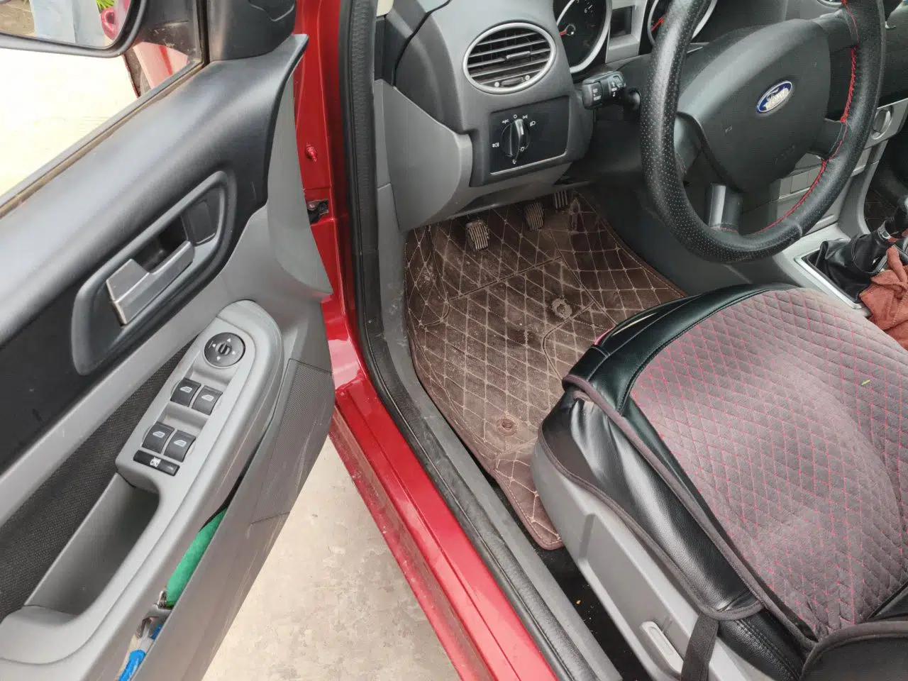 Ford Focus 2013 Hatchback Classic 1.8L Manual Base Model — миниатюра 16