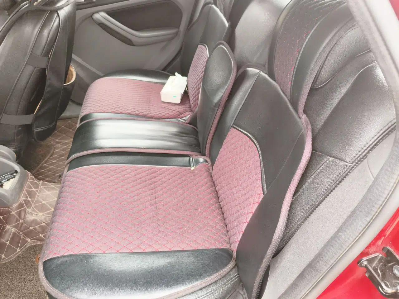 Ford Focus 2013 Hatchback Classic 1.8L Manual Base Model — миниатюра 17