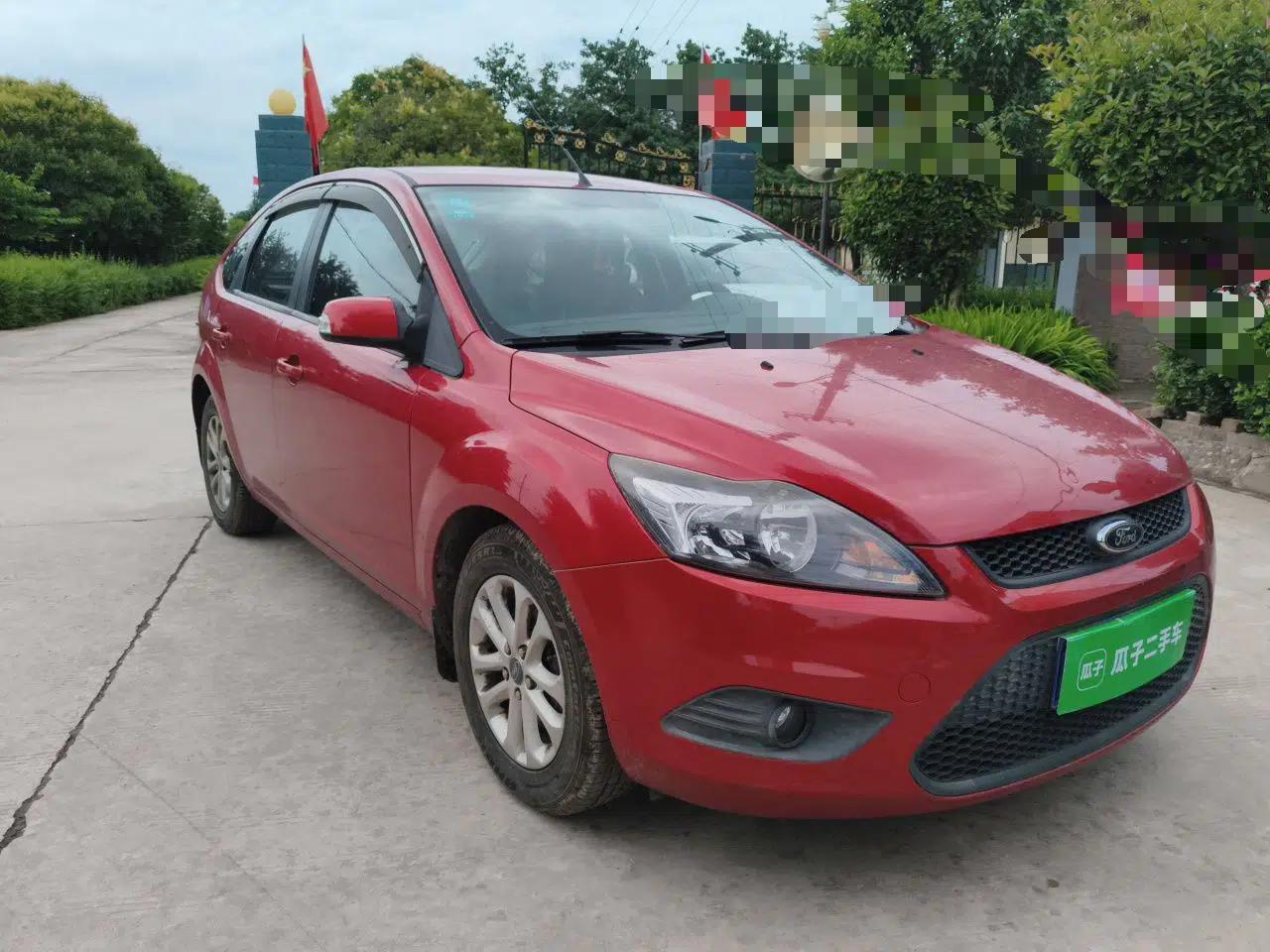Ford Focus 2013 Hatchback Classic 1.8L Manual Base Model — миниатюра 3
