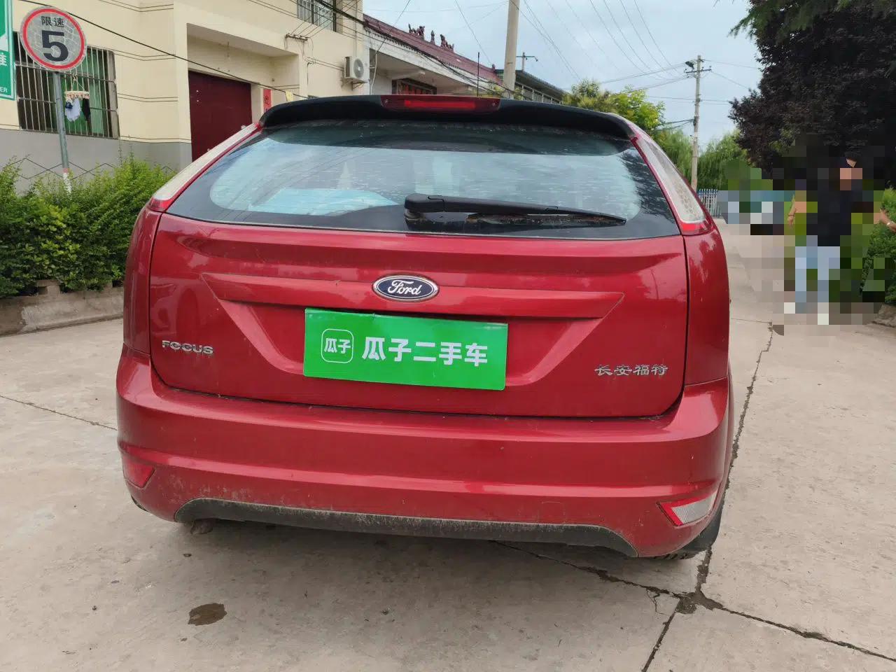 Ford Focus 2013 Hatchback Classic 1.8L Manual Base Model — миниатюра 5