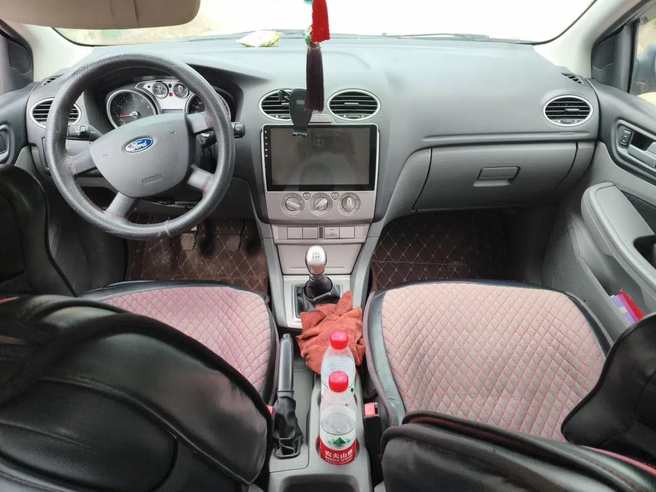 Ford Focus 2013 Hatchback Classic 1.8L Manual Base Model — миниатюра 9