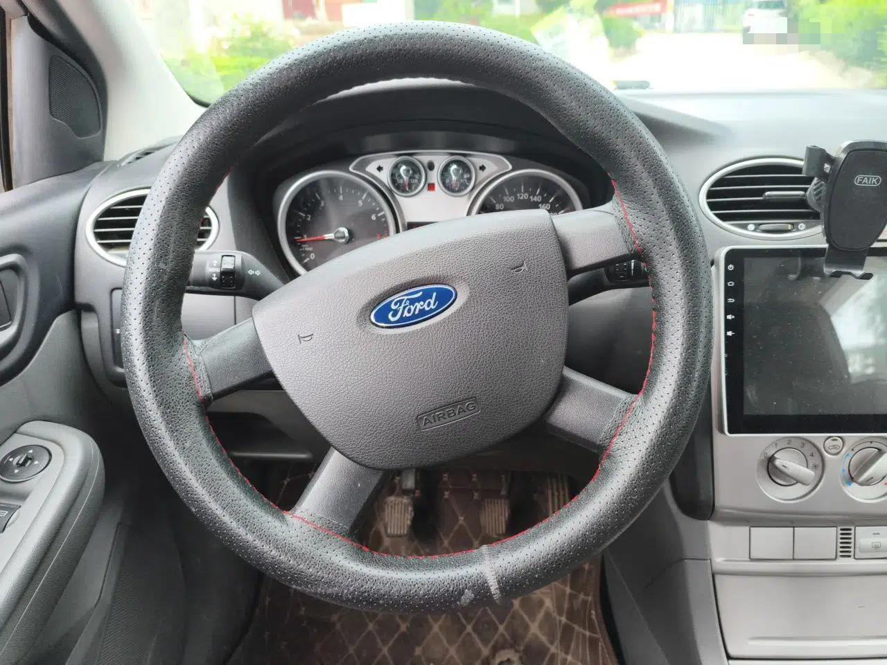 Ford Focus 2013 Hatchback Classic 1.8L Manual Base Model — миниатюра 10